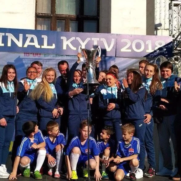 Вражаюча візуалізація єдності команди та змагального духу на футбольному полі.